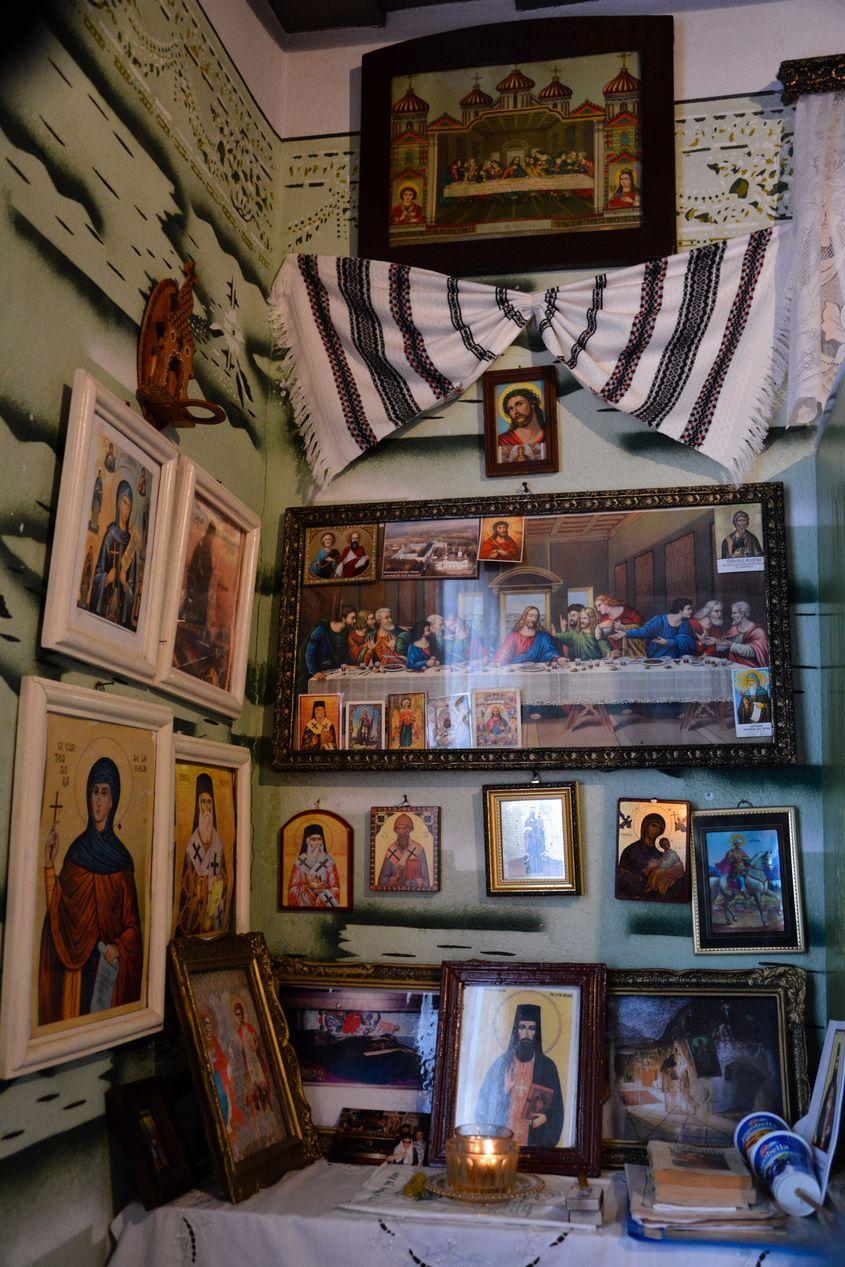 Nu există în Crăiniceni casă de creștin fără icoana sfântului născut în sat.