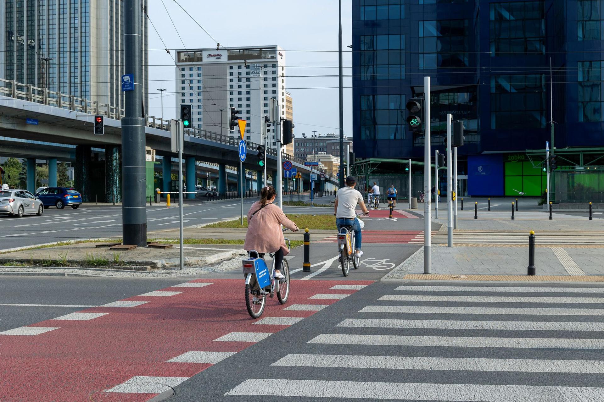 Toate eforturile pentru transformarea rapidă a orașelor în oaze de verdeață accesibile omului de rând costă foarte mulți bani. În lipsa acestora, proiectele de regenerare urbană eșuează, iar populația este antagonizată și împinsă spre populism. Pistă de biciclete în Varșovia. Foto: © Edoardo Bortoli | Dreamstime.com