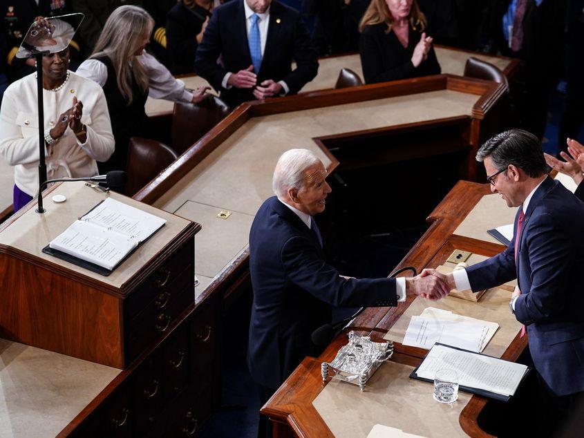 Președintele Joe Biden dă mâna cu Mike Johnson, liderul Republican al Camerei Reprezentanților. Foto: EPA/WILL OLIVER