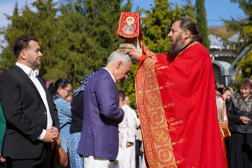 Alin Dat (în stânga imaginii), mereu la doi pași de Georgescu la mitingul de la Oradea. Duhovnicul Mănăstirii, Atanasie Paleu (dreapta) va fi cercetat de Episcopia Oradiei pentru că ar fi depășit limitele ospitalității ecleziale. Foto: Raul Ștef.