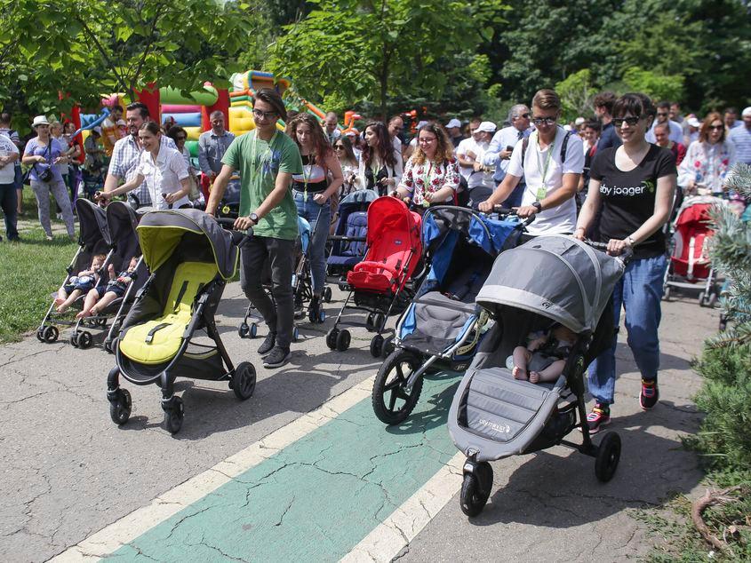 Parada cărucioarelor cu ocazia zilei internaționale a fertilității, în București, duminică, 18 iunie 2018. Inquam Photos / Octav Ganea
