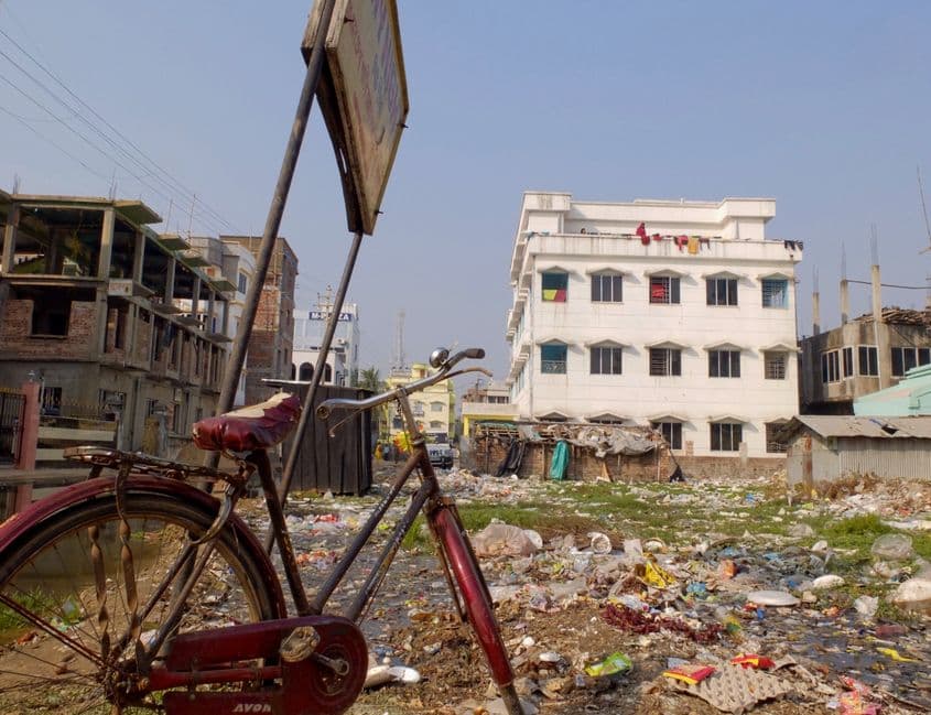 Teren de vânzare, într-un cartier „select” cu vilișoare pentru upper class. Noi am stat cu sărmanii.