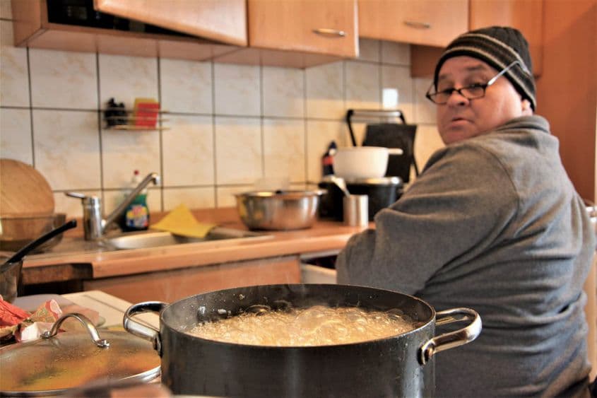 Nicu, omul bun la toate, pregătește prânzul pentru toată echipa.