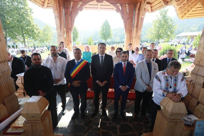 De la dreapta la stânga: Mircea Lețiu (în ie albă), Florian Sălăjeanu, fost prefect de Maramureș (PSD), Ciprian Olinici, secretar de stat pentru culte, Mircea Abrudean, președintele Senatului (PNL), Grigore Tomoioagă, primarul localității Moisei, Maramureș (PSD), și Cristian Niculescu-Țâgârlaș (în ie albă), senator PNL. SURSA FOTO: EPISCOPIA MM