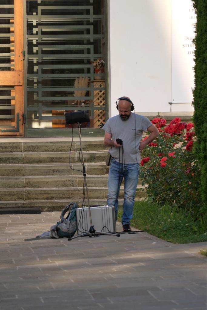 Electric Brother înregistrând în curtea mănăstirii Putna, dimineața