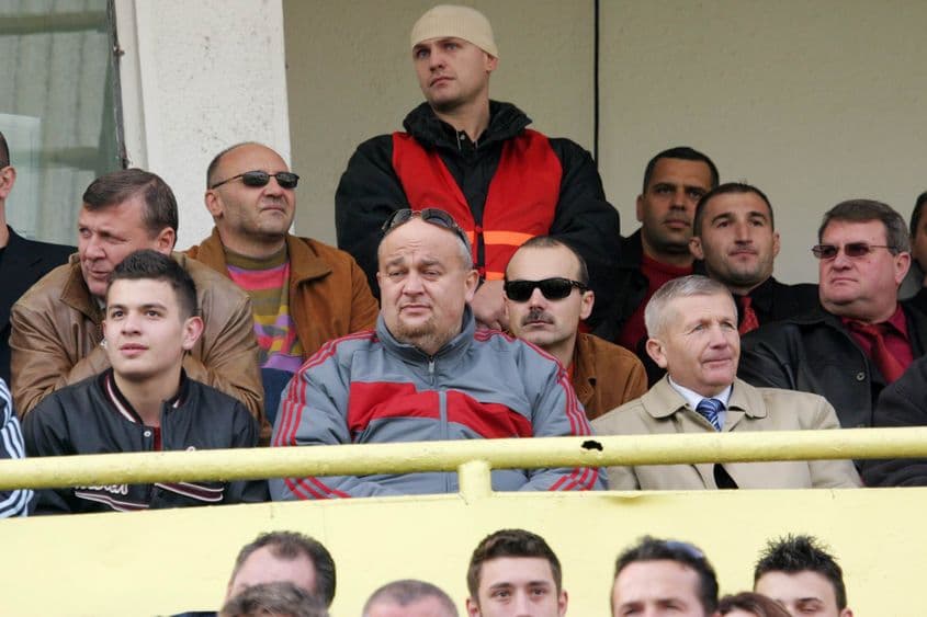 Rareș Bogdan – în centrul fotografiei – cu ochelari de soare, la începutul anilor 2000.