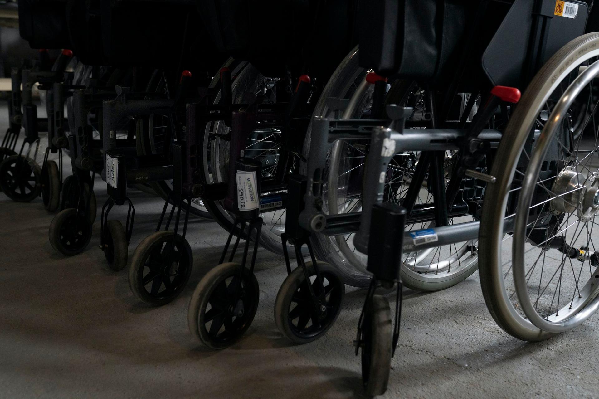 Fiecare scaun rulant este recondiționat și personalizat la atelierele fundației Motivation din Bragadiru pentru a se potrivi nevoilor fiecărui beneficiar. Foto: Andreea Câmpeanu