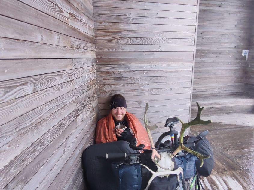 Mircea Arămescu, un tânăr de 21 de ani, urmează să devină cea mai tânără persoană care a pedalat din cel mai nordic până-n cel mai sudic punct al Europei. Foto: arhivă personală
