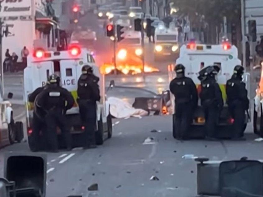 Reprezentanţii guvernului Irlandei de Nord au condamnat miercuri „violenţele rasiste” şi au lansat „un apel urgent la calm. foto: printscreen YouTube