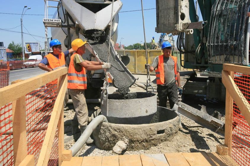 Industria construcțiilor atrage inclusiv mii de muncitori din țări sărace, fără să existe însă o strategie de naturalizare a acestora sau de integrare în societate