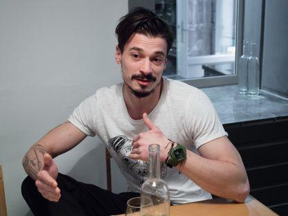 "Nu mai puteam merge la job și să văd un ciumpalac cu bani care pretinde că știe tot"