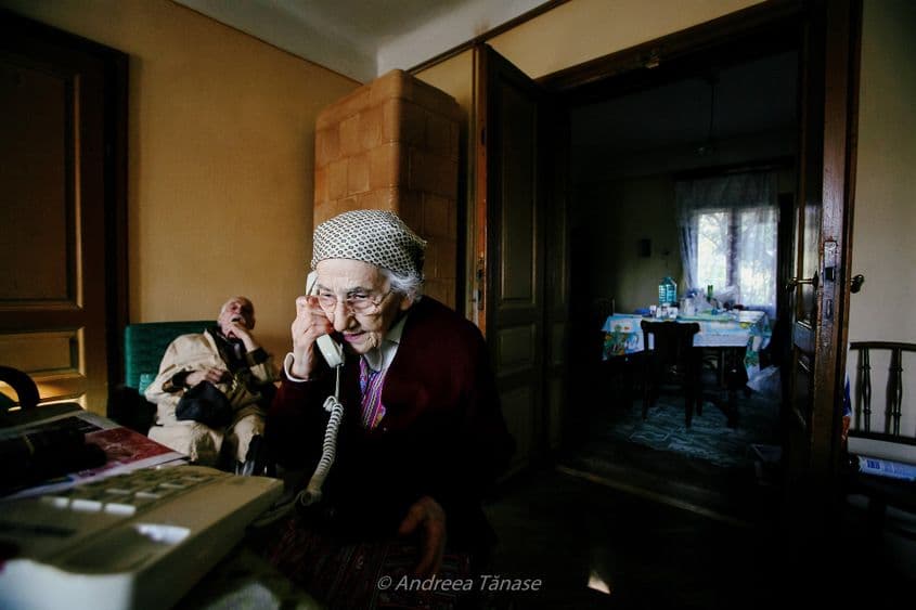 Eufrosina Aneta Costeschi și fratele ei, Bogdan Costeschi, în casa lor din Botoșani.