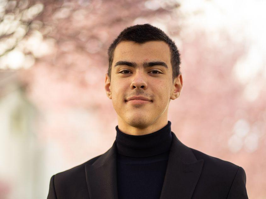 Răzvan Blănaru, 17 ani, despre reducerea vârstei de vot în România: "Sunt total de acord cu faptul că ar exista și efecte pozitive, de la împuternicirea tinerilor, până la satisfacerea unei dorințe a lor de maturizarea precoce, însă personal nu cred că ar trebui să se pună atât de multe în cârca tinerilor".