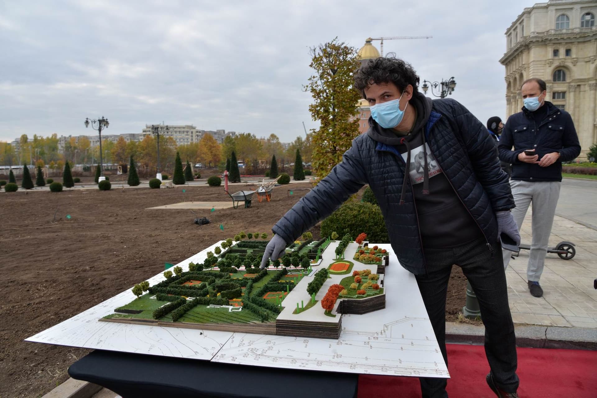 Se va începe reamenajarea cu grădina Senatului dar proiectul s-ar putea extinde în viitor și asupra restului terenului din jurul Parlamentului. Foto: Lucian Muntean