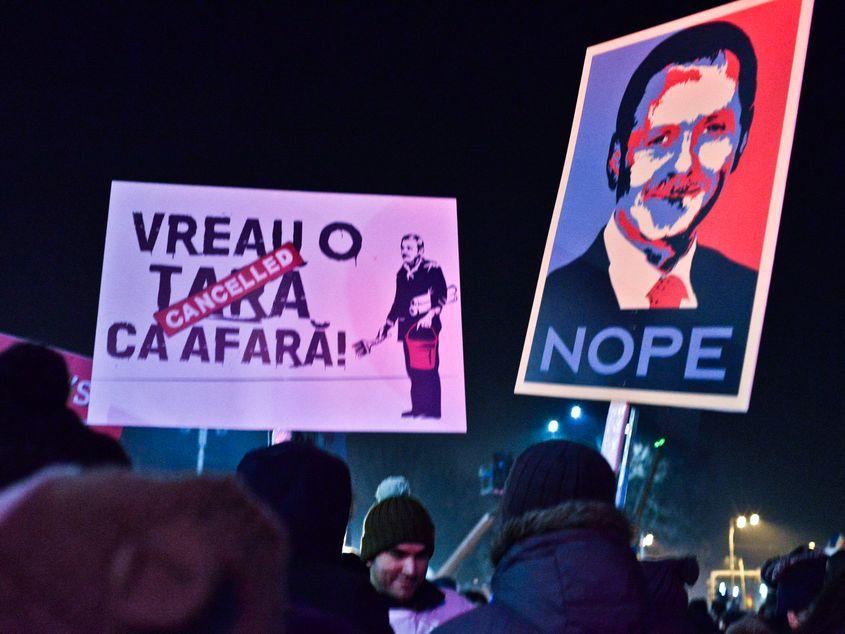 Profesorul Dumitru Sandu spune că tot mai mulţi români compară ceea ce e în ţară cu ceea ce văd în Occident. Fotografii: Lucian Muntean