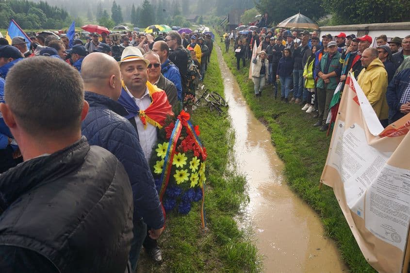 Între cele două comunități, nu a existat niciun dialog. În dreapta: maghiarii au făcut un zid uman în jurul cimitirului. În stânga; românii au asediat zidul. Foto: Egyed Ufó Zoltán (c)