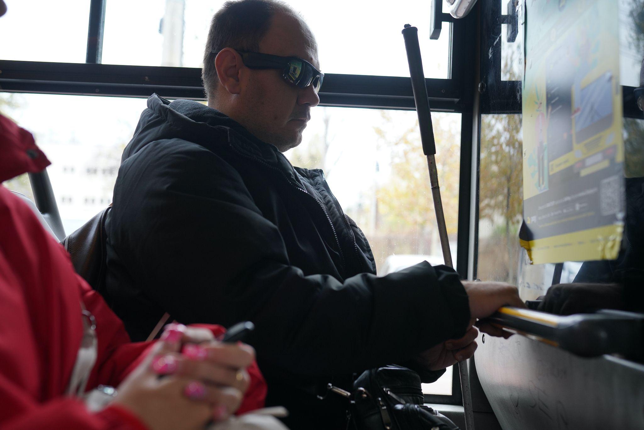 Ionuț în autobuz, în București, pe 24 noiembrie 2022. Foto: Andreea Câmpeanu