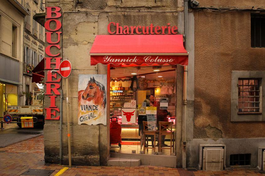 Măcelării care vând carne de cal sunt ceva obișnuit în Franța, Spania, Germania sau Italia. Nu și în România, deși istoric vorbind, românii mâncau și carne de cal © Daniel M. Cisilino | <a target="_blank" rel="noreferrer noopener" href="https://www.dreamstime.com" target="_blank">Dreamstime.com</a>