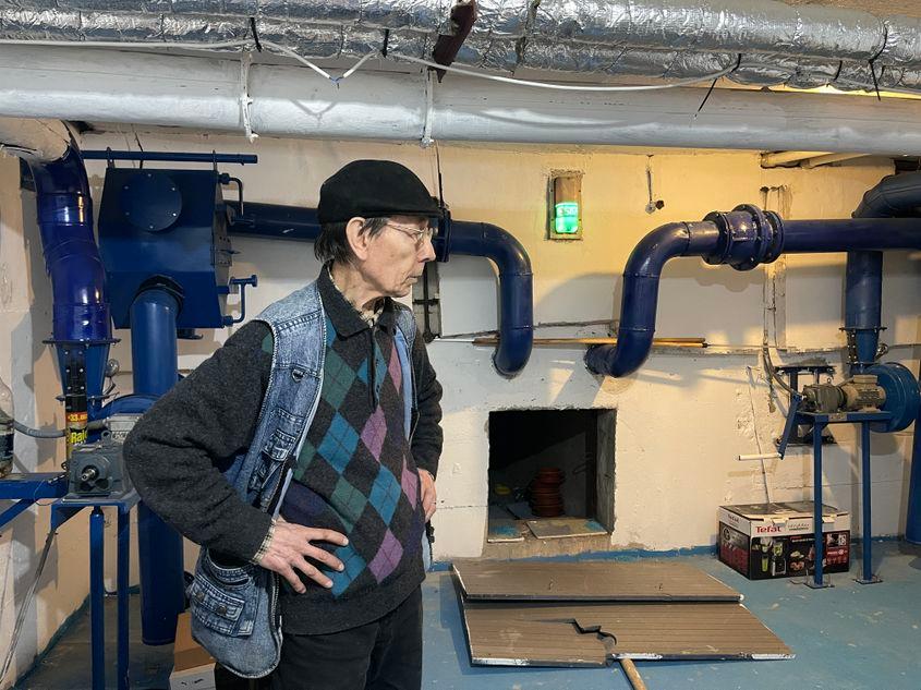 George Gutuim este administratorul unui bloc din Sectorul 2 din București, la subsolul căruia există un buncăr care ar putea adăposti 100 de persoane Foto: Lavinia Niță