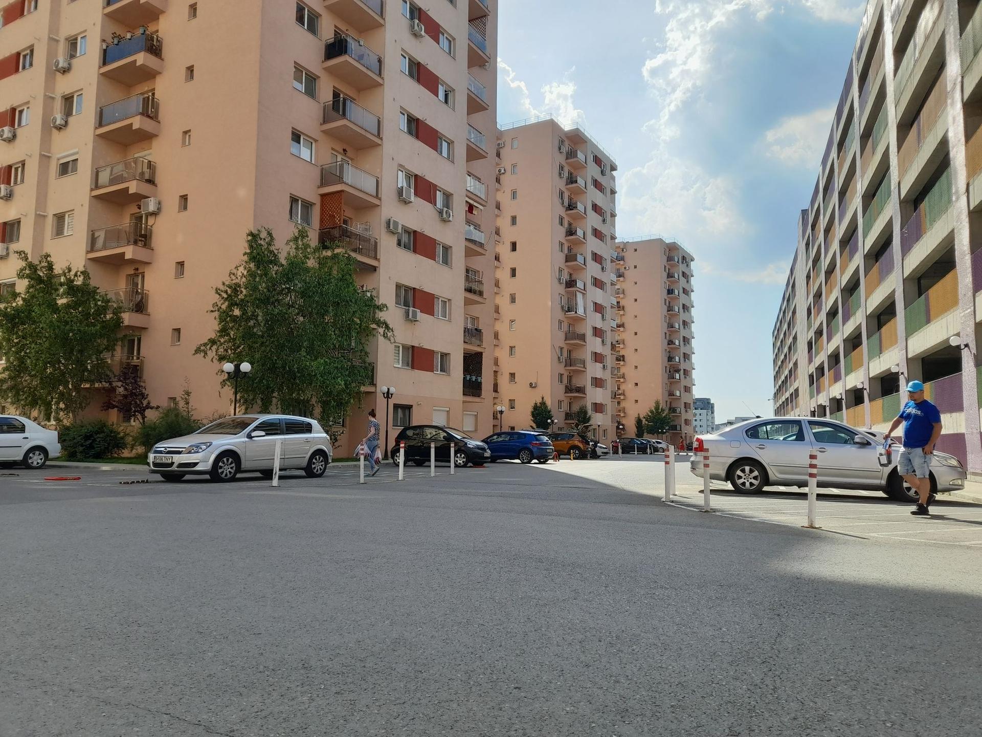 Complexul Palladium, construit de firmele familiei Negoiță, e prevăzut și cu o parcare supraetajată (dreapta fotografiei)