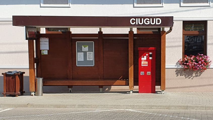 Stația de autobuz din Ciugud, dotată cu panou electric pentru anunțarea curselor și automat pentru tichete. Foto: Adrian Mihălțianu