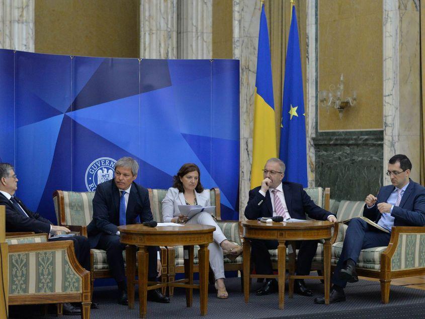 Premierul Dacian Cioloș, alături de miniștrii Educației, al Justiției, al Dezvoltării și al Sănătății. Foto: Lucian Muntean