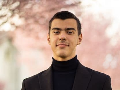 Ce înseamnă să fii adult: ar trebui să poată vota tinerii români de la vârsta de 16 ani?