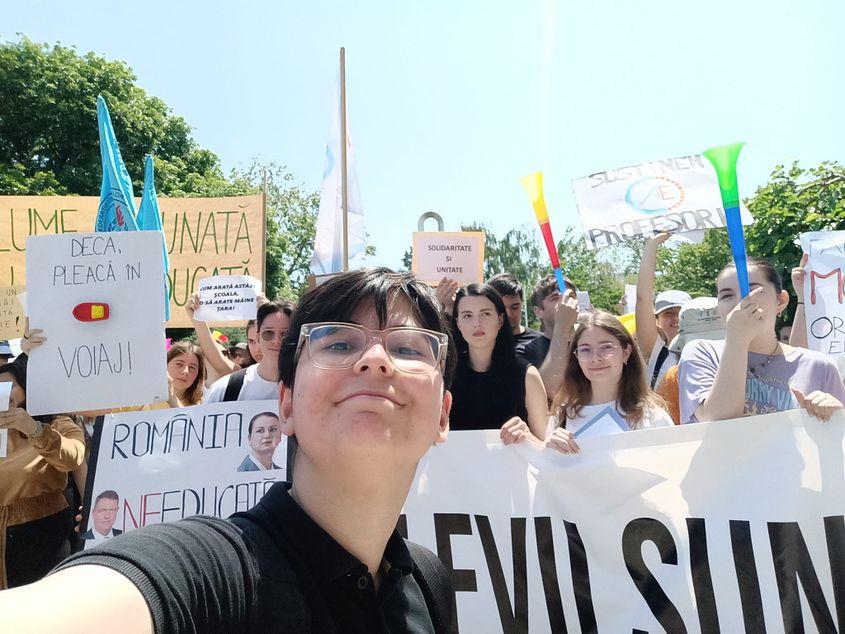 PressOne a discutat cu Ariana Dudună, președinta Asociației Elevilor din Constanța despre consumul de droguri în școli și despre declarațiile președintelui Iohannis pe această temă. Sursa foto: Facebook/Ariana Dudună