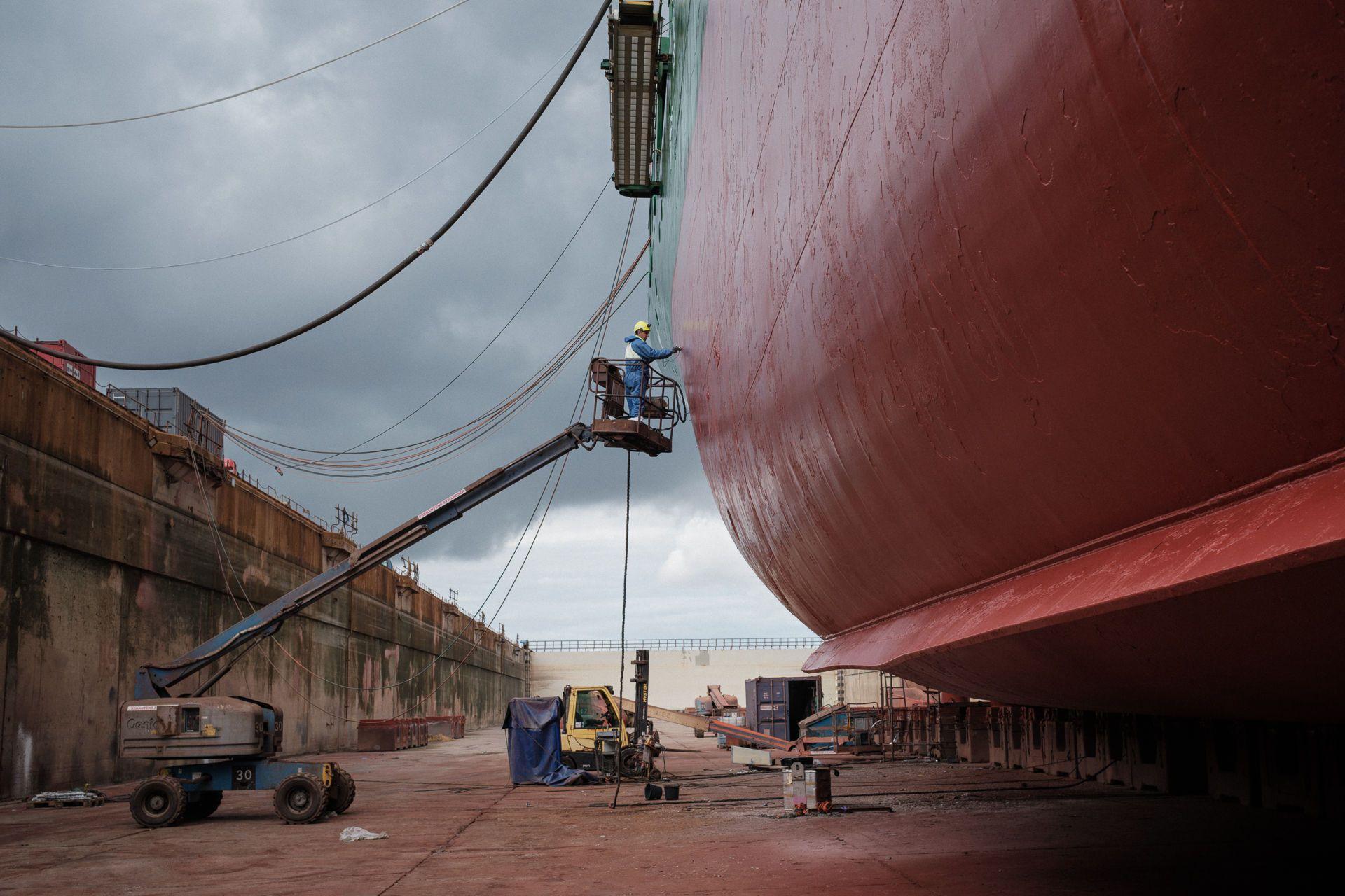Dorel măsoară cu ultrasunete grosimea pereților și gradul de eroziune al unei nave. Portul din Odense, Danemarca. Foto: Cosmin Bumbuț
