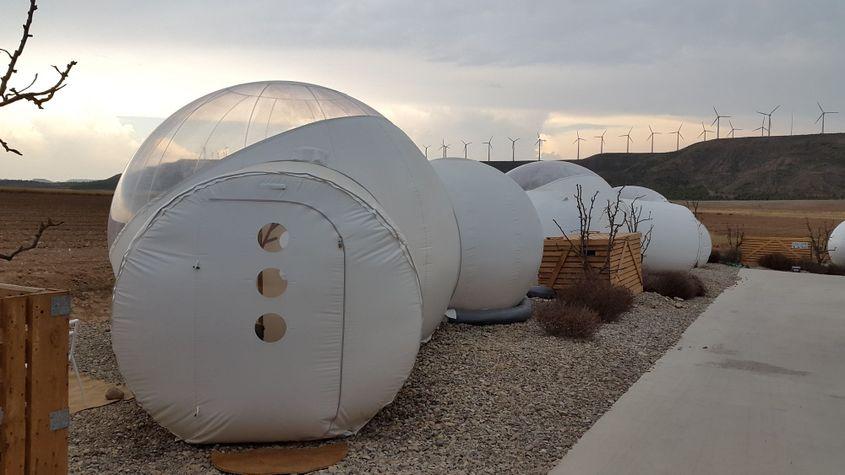 Poți fi invitat la o lansare internațională de produs, dar să fii cazat într-o bulă de plastic cu vedere la deșert. Experiențele devin parte integrantă a ofertei pentru companii. Foto: A.M.