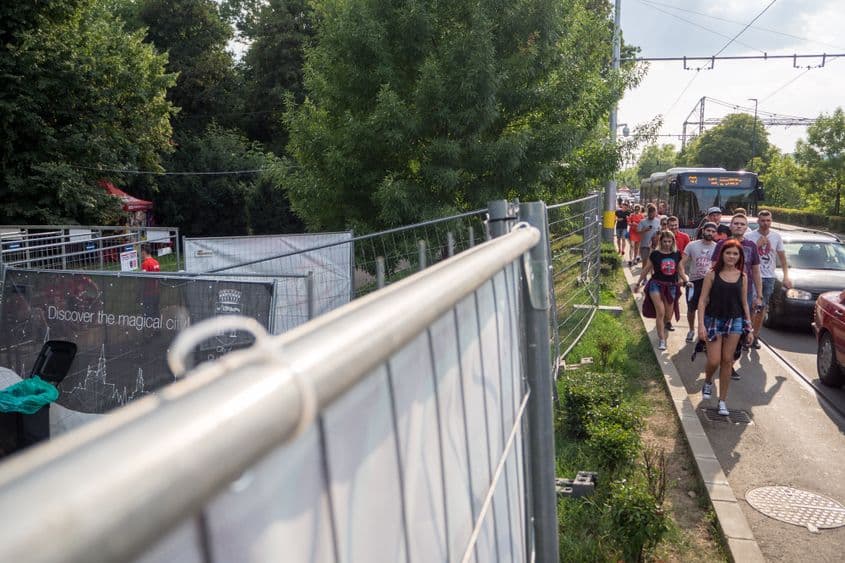 Parcul Central este înconjurat de garduri în timpul Untold.