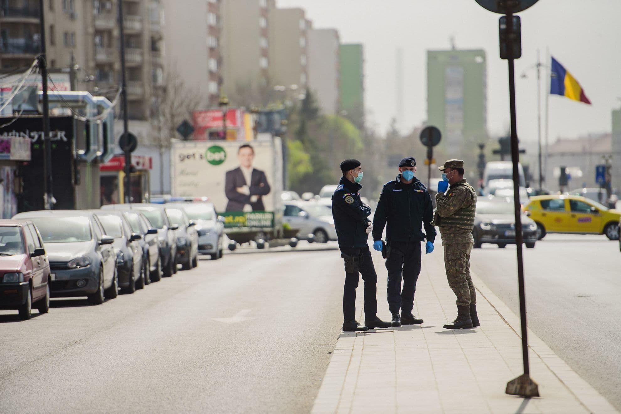 E o zi minunată și în Piața Unirii aerul e în sfârșit respirabil. Doar că te bucuri mai greu de el prin mască. Foto: Ioana Epure