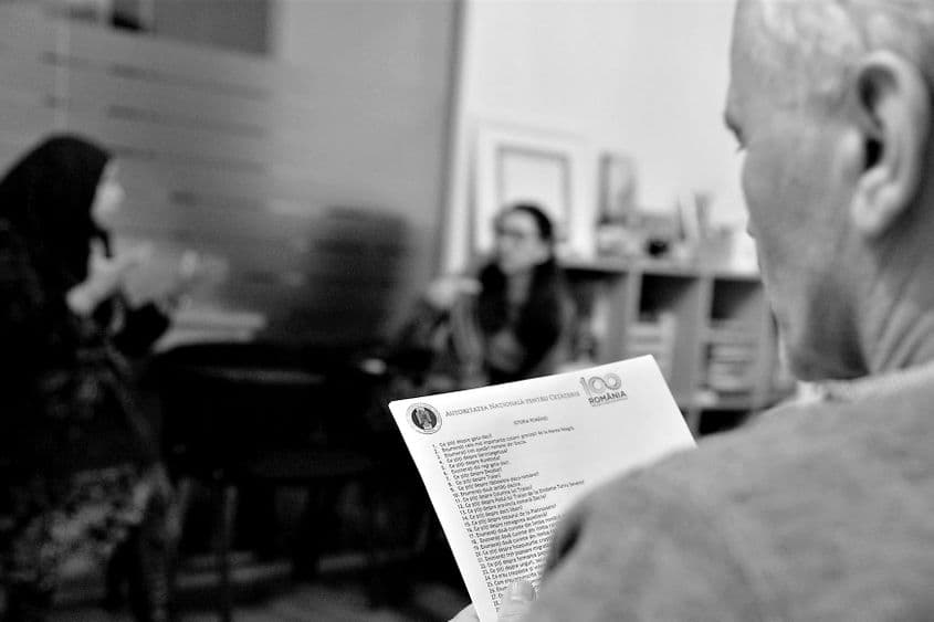 Fișă cu o parte dintre cele 400 de întrebări la care un solicitant de cetățenie trebuie să știe să răspundă. Test rapid pentru cititori: enumerați două zeități dacice, așa cum cere întrebarea nr. 10. Foto: Lucian Muntean.