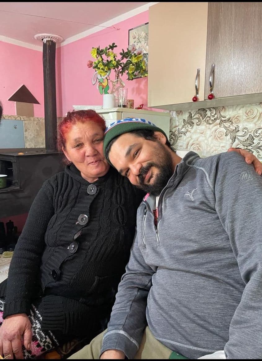 Antoni și mama sa biologică. Decembrie 2022 Foto: arhivă personală