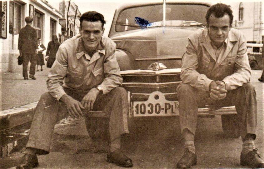 Cu Anatolie (în stânga), fratele mai mare, șofer pe primul taxi din Buzău.
