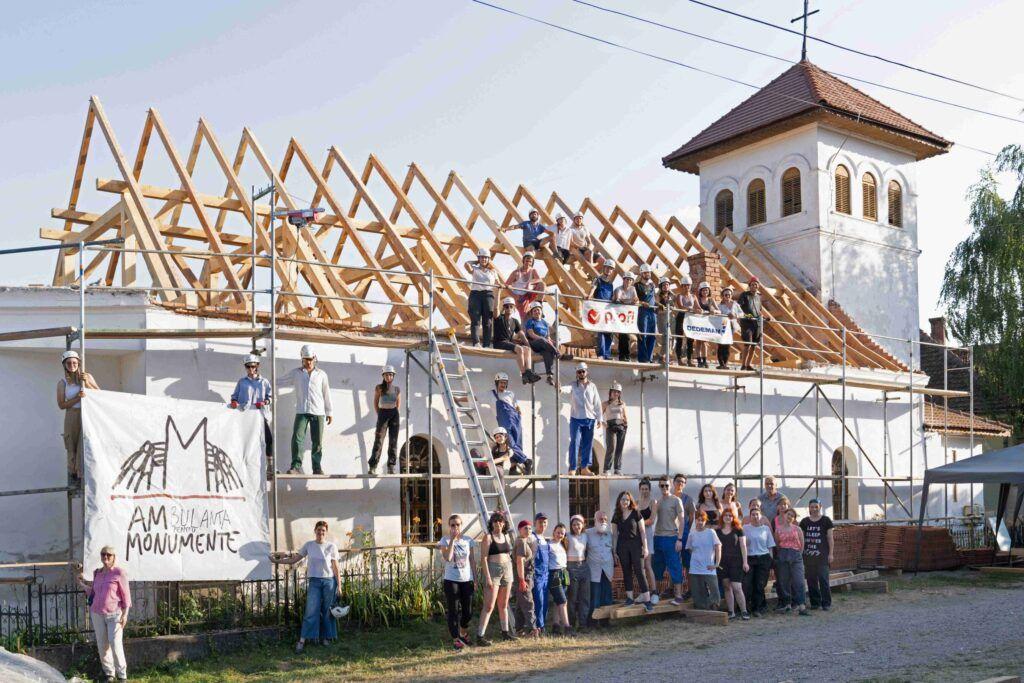 Refacerea acoperișului Bisericii „Adormirea Maicii Domnului” din Șona. Foto: Diana Iabrașu