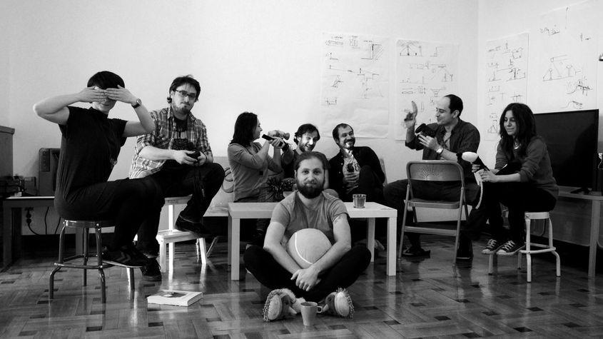 Andreea Văduva (PR manager, în stânga), Răzvan Dumitrache, Nicoleta Iordănescu (level designer, cofondator), Marius Mustață (level designer), Andrei Dragomir (level designer), Adrian „Licu” Licuriceanu (programator), Andreea Zamfir (level designer). În centru, jos: Cristian Diaconescu. Din imagine lipsesc Adrian Cristea (programator) și Emil Nestor (cofondator și investitor). Foto: Sand Sailor Studios