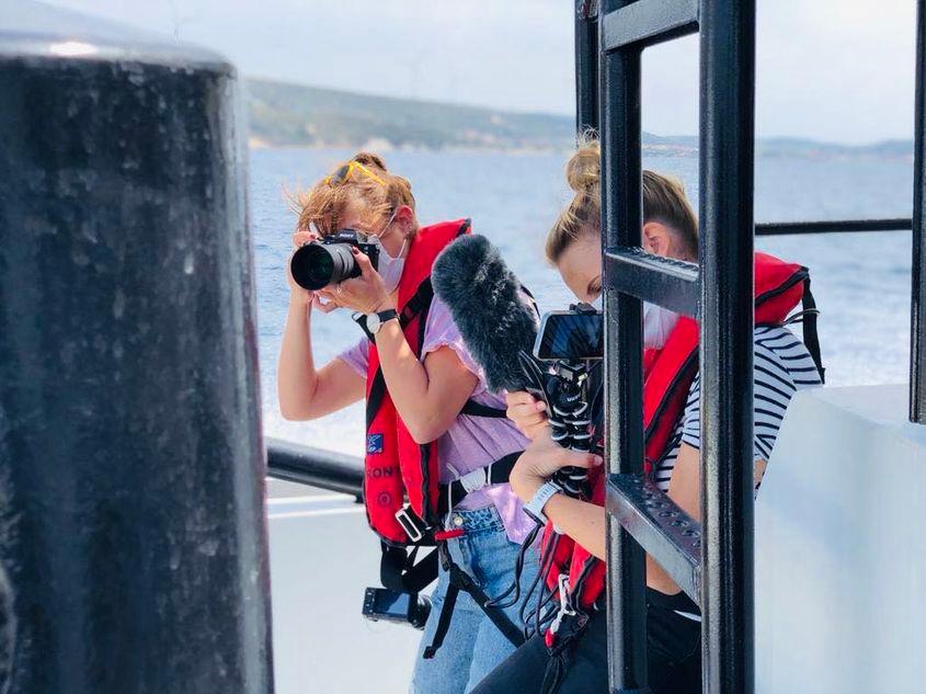 <em>Ioana Epure (stânga), reporter PressOne, și jurnalista germană Carolina Drüten (dreapta), corespondent WELT și PressOne în Balcani, în apele teritoriale dintre Grecia și Turcia, patrulând împreună cu Garda de Coastă Turcă, în timpul realizării unui material despre acțiunile de push-back care condamnă uneori la moarte migranții blocați pe bărci gonflabile în apele teritoriale dintre cele două țări.</em> O parte din sprijinul vostru se duce către materiale transfrontaliere, realizate în zone greu accesibile, unde se întâmplă lucruri importante la nivel regional.