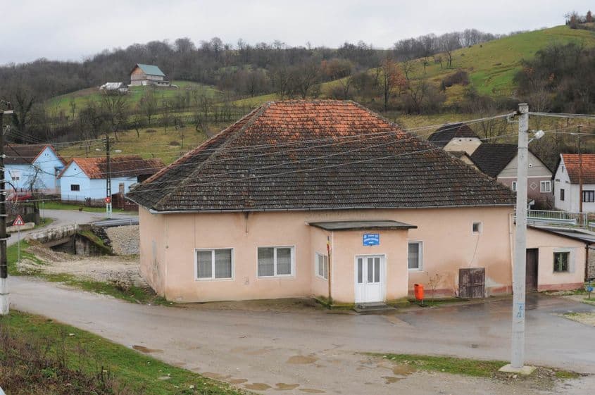 Una dintre cele trei clădiri din Nadăș rămase în posesia sătenilor.