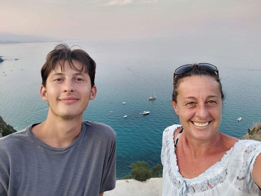 Elias și mama lui în vacanță în Italia, în 2023. Sursă foto: Facebook