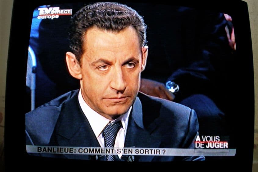 Nicolas Sarcozy, în calitate de Președinte al Franței, participă la o dezbatere televizată în timpul revoltelor din noiembrie 2005 din suburbiile Parisului. Poissy, Franța. Foto Lucian Muntean