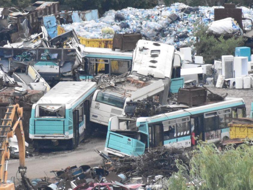 O parte din autovehiculele din parcul CTP Cluj-Napoca, trimise la casat în curtea companiei de colectare de fier vechi, Remat, 2023. Foto: Pagina de Facebook Mobilitate Cluj-Napoca