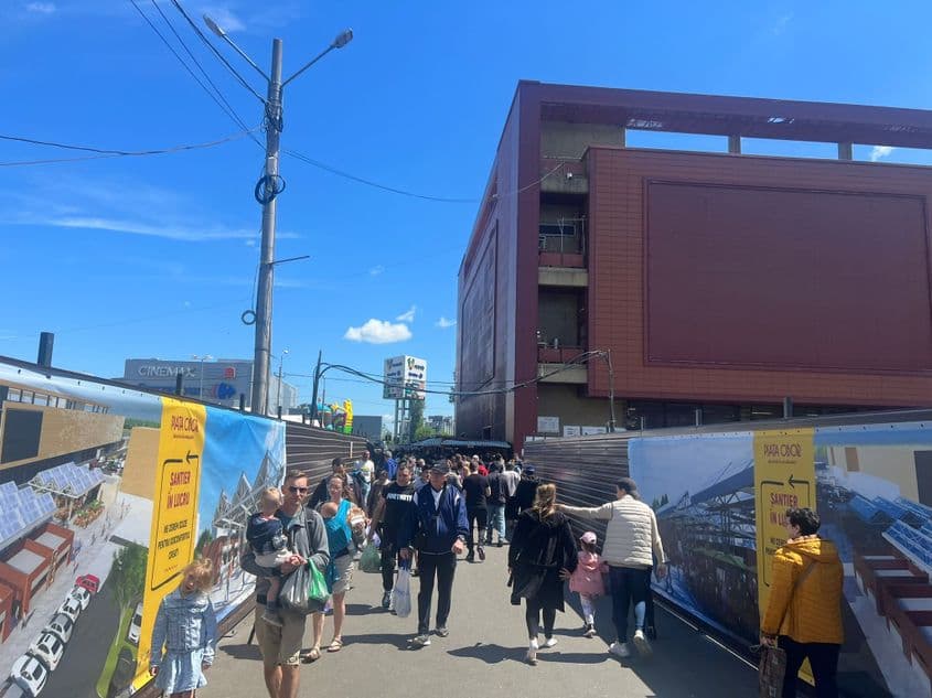 Atmosfera e destinsă la Piață. Oamenii se bucură de vremea frumoasă. Foto: PressOne