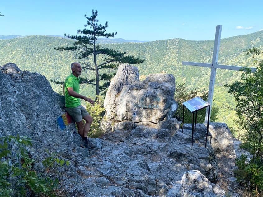 Gheorghe Lungu, ranger în Parcul Naţional Domogled-Valea Cernei, la Crucea Albă, lângă un pin negru de Banat. Foto: Oana Moisil