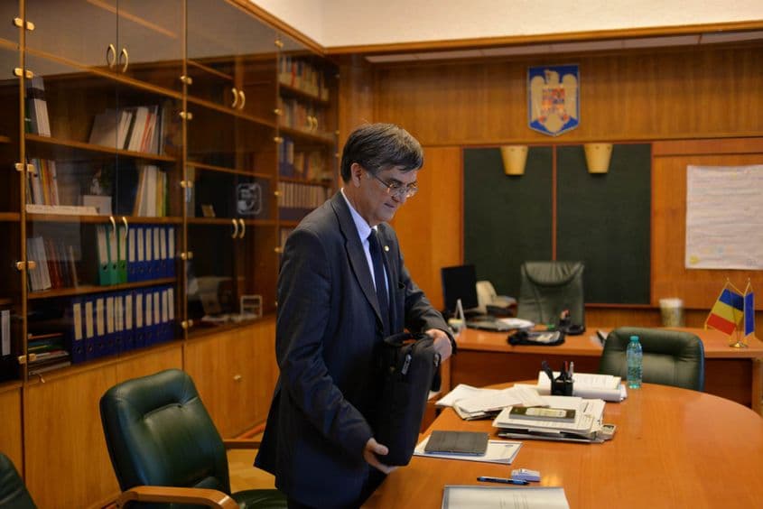 Mircea Dumitru are 56 de ani, este rector al Universităţii Bucureşti din 2011 şi membru al Academiei Române din 2014. Are două doctorate în filosofie, la Bucureşti şi la New Orleans (SUA).