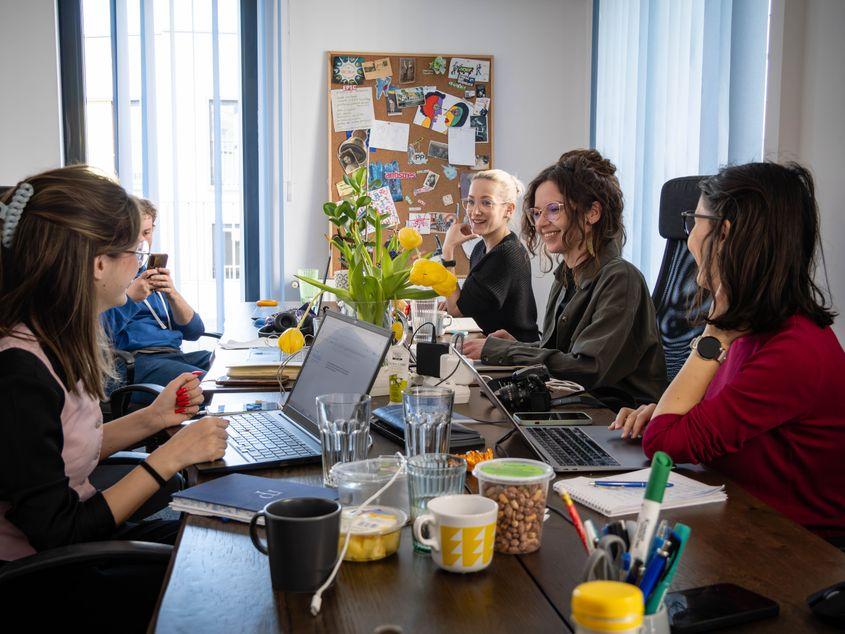 Fondurile voastre finanțează redacția, atât la București, cât și la Cluj-Napoca și în alte orașe în care avem colaboratori de lungă durată pentru PressOne