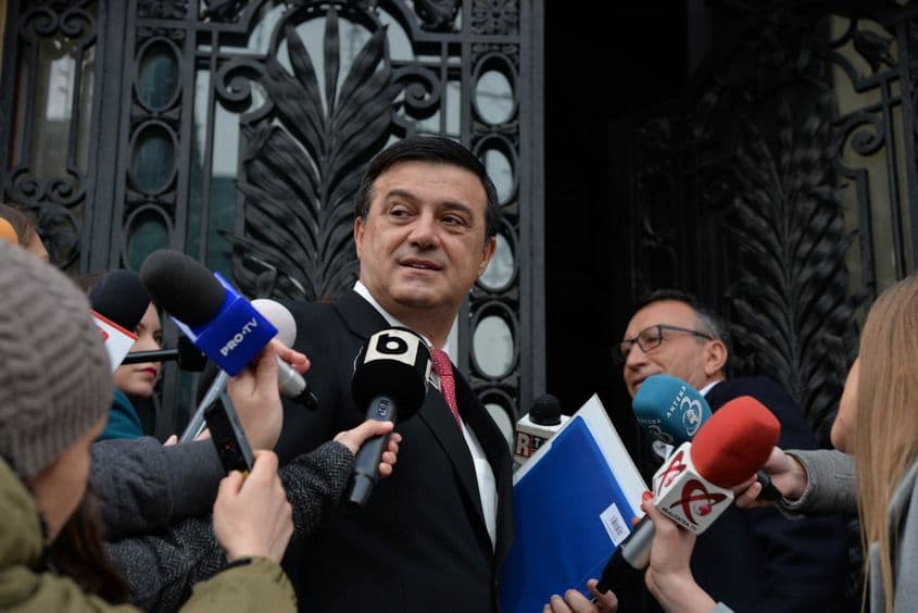 Niculae Bădălău intră în sediul PSD însoţit de vicepremierul Paul Stănescu. Foto: Lucian Muntean