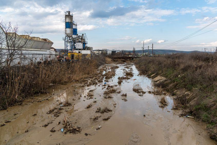 Albia pârâului Zăpodie s-a lărgit, după ce s-a creat șanțul care permite scurgerea apei din lacul toxic. Foto: Raul Ștef