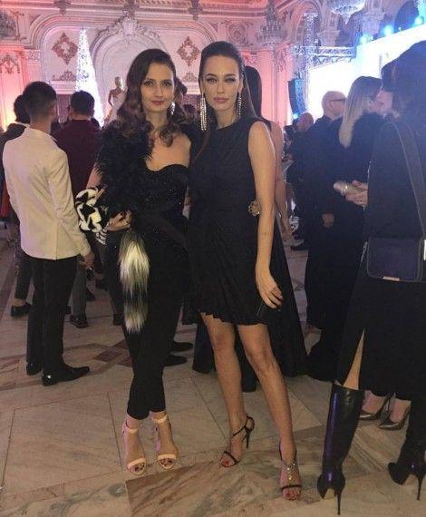 Maria Lucia Hohan și Andreea Raicu (purtând o rochie MLH), la Premiile Elle 2015 (Foto: andreearaicu.ro)