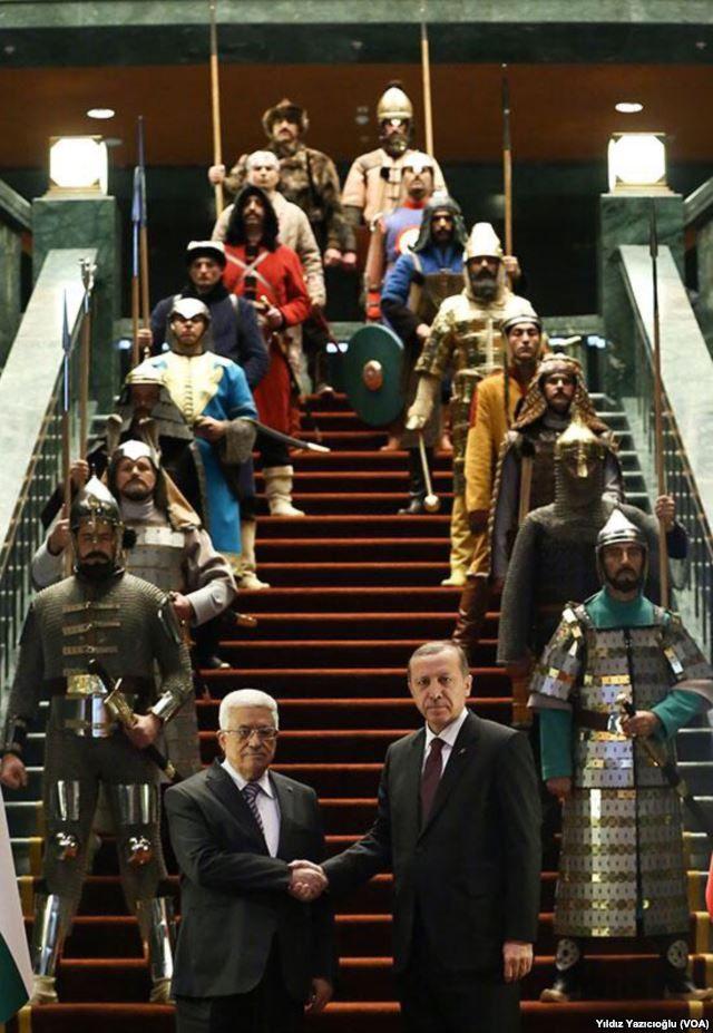 Erdoğan cu liderul palestinian Mahmoud Abbas, în palatul de sute de milioane de dolari pe care l-a ridicat la Ankara. Sursa foto: wikipedia.org